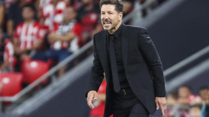 El entrenador del Atlético de Madrid, el argentino Diego Simeone, durante el partido de la cuarta jornada de LaLiga que Athletic de Bilbao y Atlético de Madrid disputan este sábado en San Mamés. EFE/LUIS TEJIDO
