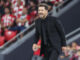 El entrenador del Atlético de Madrid, el argentino Diego Simeone, durante el partido de la cuarta jornada de LaLiga que Athletic de Bilbao y Atlético de Madrid disputan este sábado en San Mamés. EFE/LUIS TEJIDO