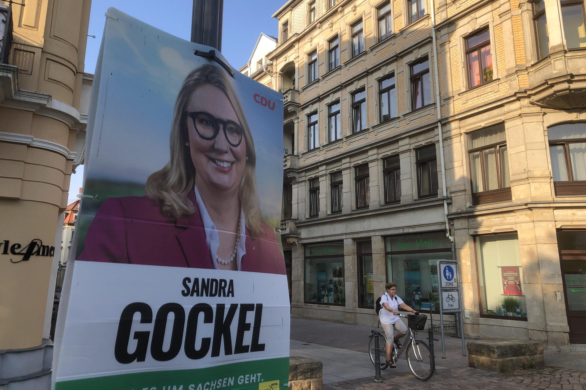 La ciudad de Pirna es uno de los bastiones de Alternativa para Alemania (AfD), que a principios de año tomó las riendas del poder aquí para normalizar a un partido de ultraderecha considerado extremista, algo que no perturba en general a los habitantes de esta pintoresca población de casi 40.000 habitantes. Thomas, un hombre que pasea con su mujer y su hijo por el plácido centro histórico de Pirna, aseguró a EFE que Pirna tiene "una base social conservadora" que hace de "terreno del que puede en principio aprovecharse AfD". EFE/ Salvador Martínez
