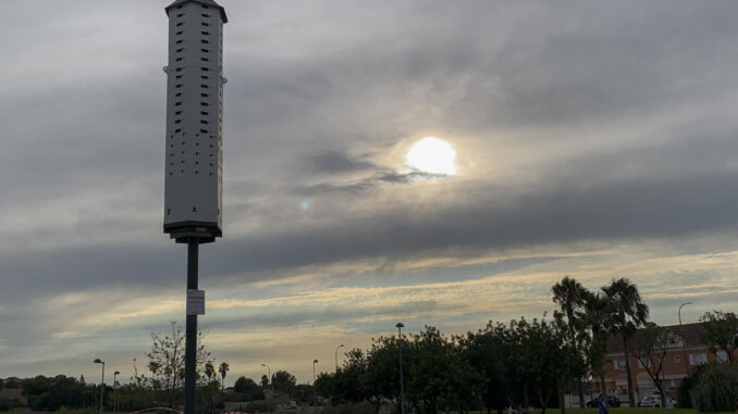 Imagen de la 'torre de la biodiversidad' instalada en la localidad sevillana de Coria del Río, una infraestructura pionera que puede albergar 300 nidos de distintas aves y ayudará a que se controlen las poblaciones de mosquitos que propagan el virus del Nilo. EFE/Fermín Cabanillas
