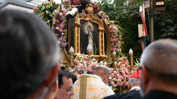 Procesión a la Virgen de la Paloma por las calles de Madrid desde la Iglesia de la Virgen de la Paloma. EFE/Víctor Lerena
