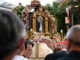 Procesión a la Virgen de la Paloma por las calles de Madrid desde la Iglesia de la Virgen de la Paloma. EFE/Víctor Lerena