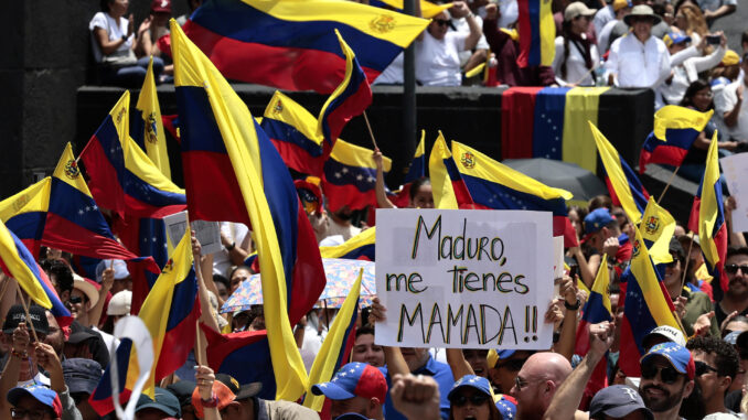 Ciudadanos venezolanos que residen en México participan en una protesta este sábado, para rechazar los resultados de las elecciones celebradas el 28 julio, en Ciudad de México (México).EFE/José Méndez
