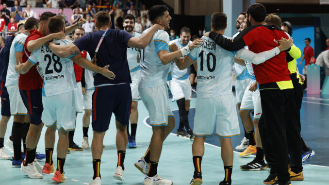 Los jugadores españoles celebran la victoria ante Croacia durante el partido de ronda preliminar de balonmano masculino, entre España y Croacia, en los Juegos Olímpicos París 2024 que se celebra, este domingo, en la capital francesa. EFE/ Miguel Toña
