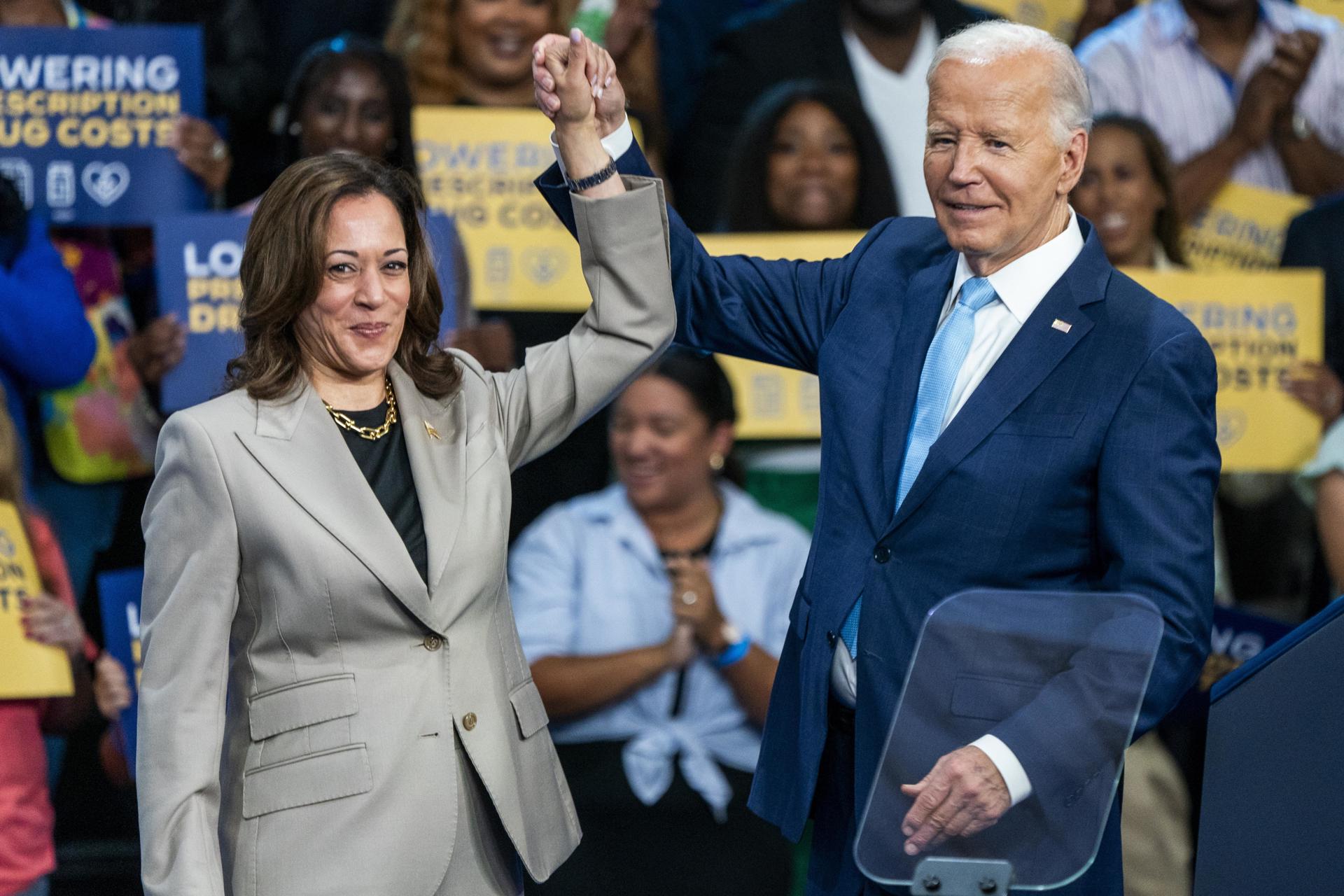 La candidata demócrata y vicepresidenta, Kamala Harris (i) junto al presidente de Estados Unidos, Joe Biden, este jueves. EFE/EPA/SHAWN THEW
