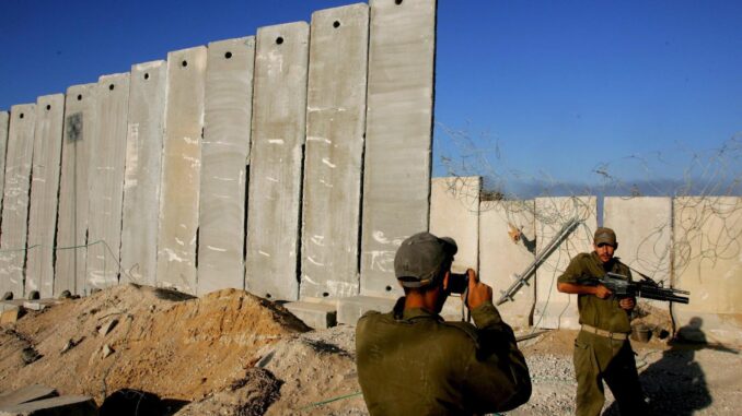 Foro de archivo de unos soldados israelíes en el Corredor de Filadelfia, en la frontera egipcia con el sur de la Franja de Gaza.
