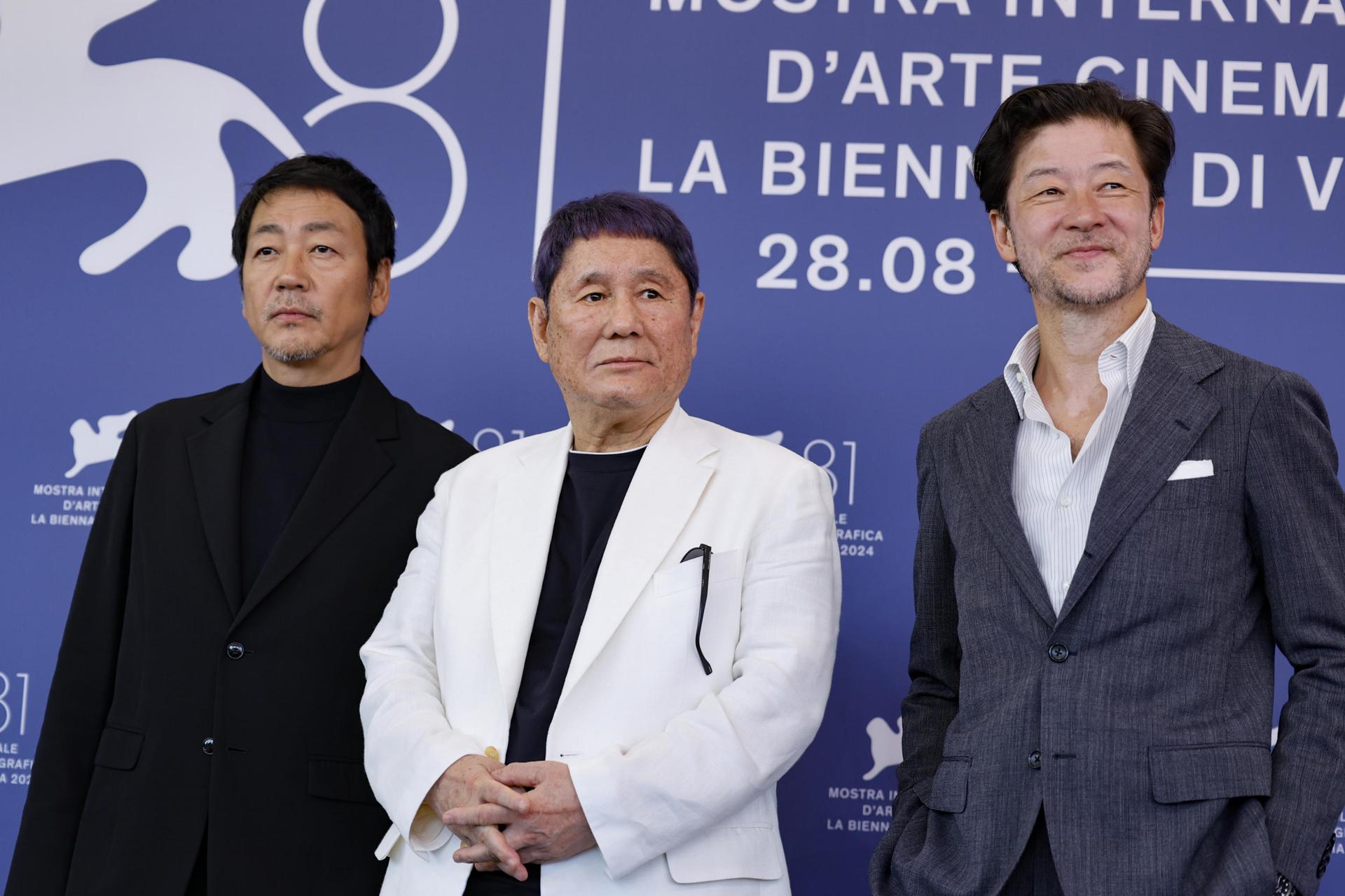 El director japonés Takeshi Kitano (C), los actores japoneses Tadanobu Asano (R) y Nao Omori posan en una sesión fotográfica de 'Broken Rage' en el 81 ° Festival Internacional de Cine de Venecia, en Venecia, Italia, el 6 de septiembre de 2024. La película se presenta fuera de competición en el festival que se celebra del 28 de agosto al 7 de septiembre de 2024. (Cine, Cine, Italia, Japón, Niza, Venecia) EFE/EPA/FABIO FRUSTAC
