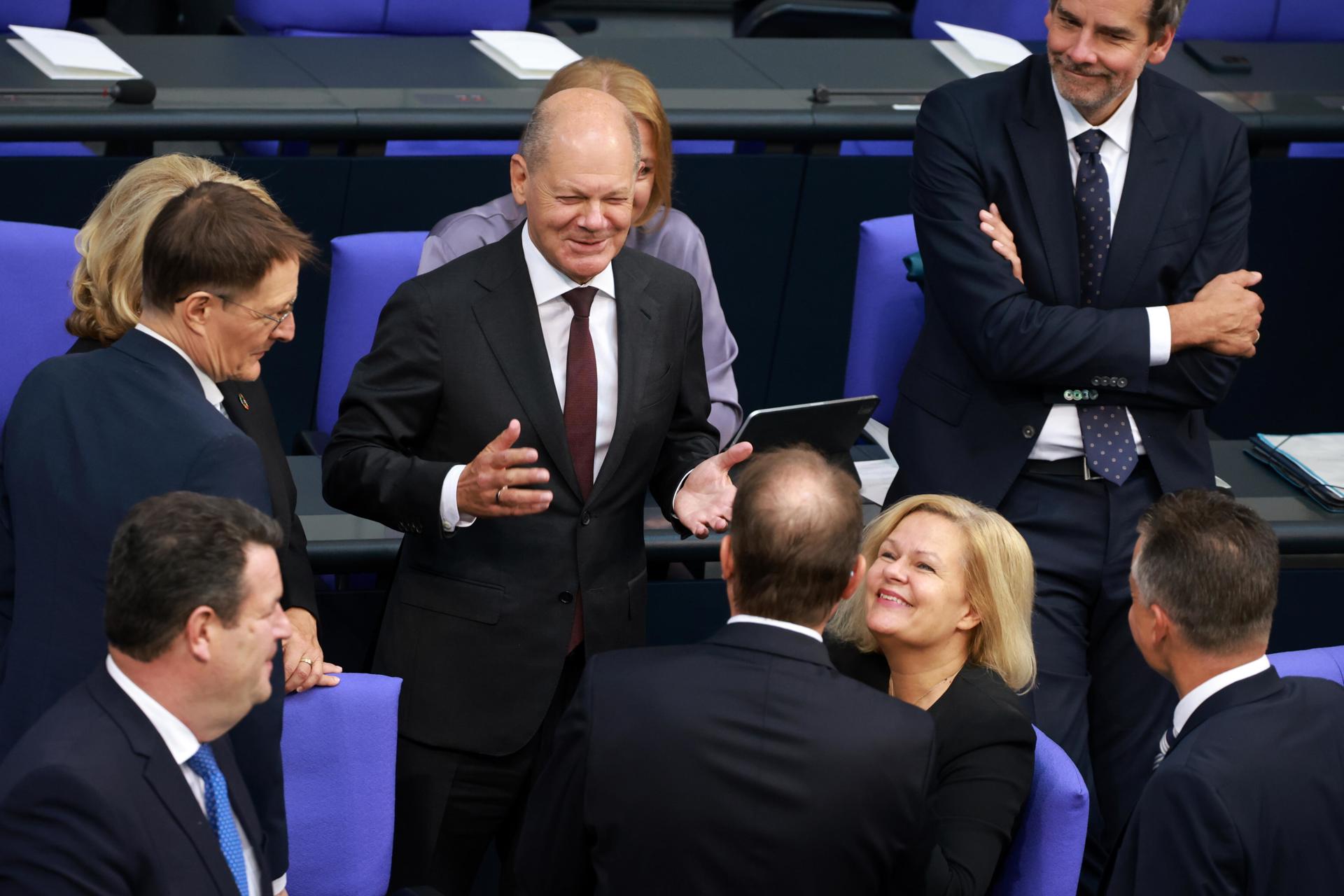 El canciller alemán, Olaf Scholz (4-i), hace un gesto hacia el presidente del grupo regional de la Unión Social Cristiana (CSU) en el Bundestag', Alexander Dobrindt (5-i), junto a la ministra del Interior alemana, Nancy Faeser (6-i), el ministro de Salud alemán Karl Lauterbach (2-i), el ministro de Trabajo alemán, Hubertus Heil (i), la ministra alemana de Cooperación Económica y Desarrollo Svenja Schulze (3-i ),y el portavoz del gobierno alemán Steffen Hebestreit (7-i) durante una ceremonia con motivo del 75 aniversario de la cámara baja del Parlamento alemán. EFE/EPA/CLEMENS BILAN
