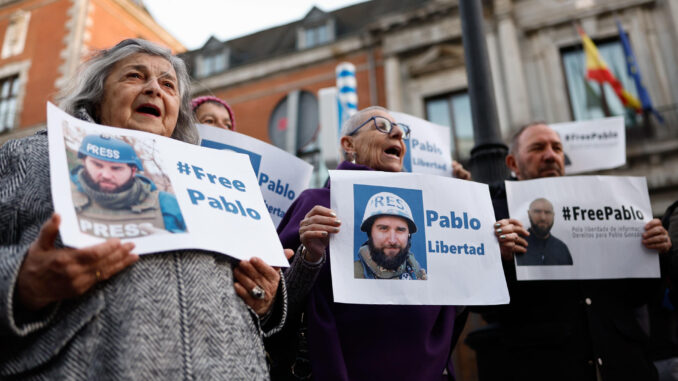 Foto archivo. Decenas de personas participan en una concentración apoyo a Pablo González. EFE/ Rodrigo Jiménez
