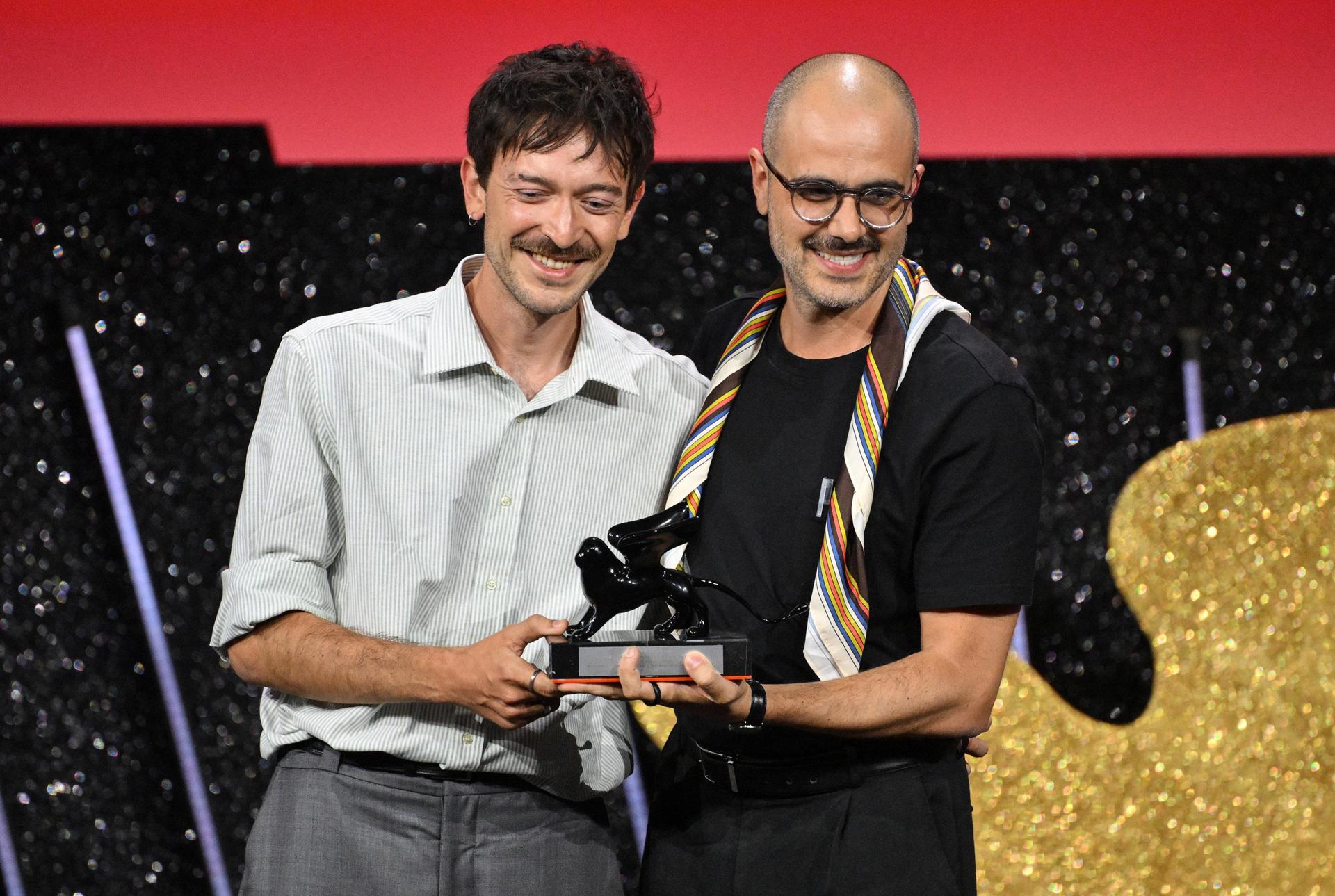 Los guionistas brasileños Murilo Hauser (d) and Heitor Lorega (i) recogen el premio al mejor guion en la 81 edición del Festival de Cine de Venecia por 'Ainda estou aqui', un filme sobre las vicisitudes de una familia durante la dictadura brasileña (1964-1985), dirigido por Walter Salles. EFE/EPA/Ettore Ferrari
