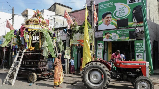 Devotos hindúes decoran un carro frente a una oficina de campaña del candidato presidencial del principal partido de oposición de Sri Lanka, Samagi Jana Balawegaya (SJB), Sajith Premadasa, para las próximas elecciones presidenciales en Colombo, Sri Lanka, el 18 de septiembre de 2024. Sri Lanka celebrará sus elecciones presidenciales el 21 de septiembre de 2024, sus primeras elecciones desde que en 2022 se desencadenaron protestas masivas y una importante crisis política a raíz del colapso económico. Un total de 39 candidatos de partidos políticos reconocidos y grupos independientes han presentado sus nominaciones, y el actual presidente, Ranil Wickremesinghe, se postula para un segundo mandato. (Elecciones, Protestas) EFE/EPA/CHAMILA KARUNARATHNE
