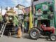 Devotos hindúes decoran un carro frente a una oficina de campaña del candidato presidencial del principal partido de oposición de Sri Lanka, Samagi Jana Balawegaya (SJB), Sajith Premadasa, para las próximas elecciones presidenciales en Colombo, Sri Lanka, el 18 de septiembre de 2024. Sri Lanka celebrará sus elecciones presidenciales el 21 de septiembre de 2024, sus primeras elecciones desde que en 2022 se desencadenaron protestas masivas y una importante crisis política a raíz del colapso económico. Un total de 39 candidatos de partidos políticos reconocidos y grupos independientes han presentado sus nominaciones, y el actual presidente, Ranil Wickremesinghe, se postula para un segundo mandato. (Elecciones, Protestas) EFE/EPA/CHAMILA KARUNARATHNE