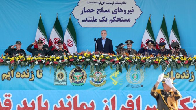 El presidente iraní, Masud Pezeshkian, (c), asiste al desfile militar anual conmemorativo de la invasión iraquí de 1980, en Teherán el 21 de septiembre de 2024. EFE/EPA/ABEDIN TAHERKENAREH
