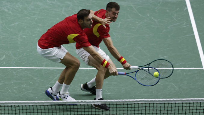 La pareja española Pedro Martínez (d) y Marcel Granollers ante los australianos Matthew Ebden y Max Purcell en su partido de la manga por la primera plaza del Grupo B de la Fase Final de la Copa Davis en Valencia. EFE/ Biel Aliño
