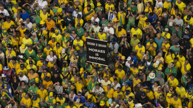 Fotografía aérea de simpatizantes del expresidente brasileño Jair Bolsonaro durante una movilización este sábado en la avenida Paulista de Sao Paulo (Brasil). EFE/ Isaac Fontana
