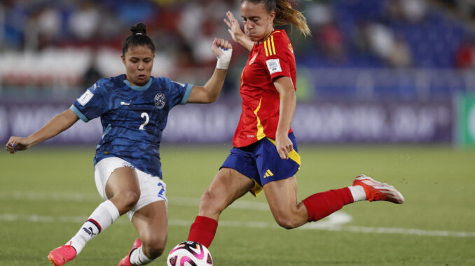 Judit Pujols (d) de España disputa un balón con Milagros Rolon de Paraguay en un partido del grupo C de la Copa Mundial Femenina sub-20. EFE/ Ernesto Guzmán Jr.
