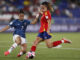 Judit Pujols (d) de España disputa un balón con Milagros Rolon de Paraguay en un partido del grupo C de la Copa Mundial Femenina sub-20. EFE/ Ernesto Guzmán Jr.