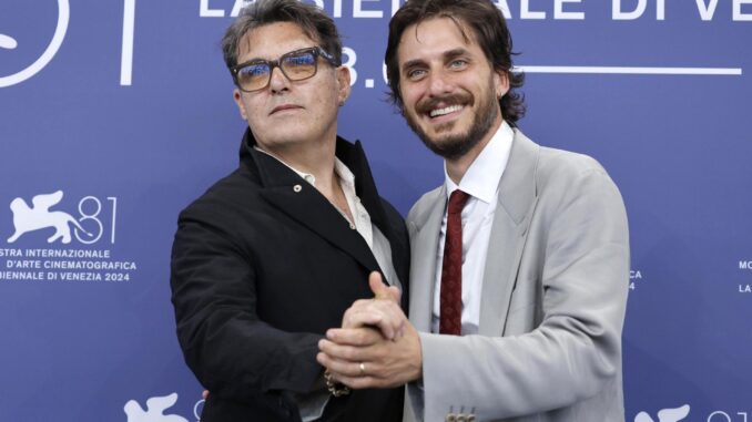 El director británico Joe Wright (izq.) y el actor italiano Luca Marinelli posan en una sesión fotográfica de 'M - Il figlio del secolo' (M: Hijo del siglo) en el 81º Festival Internacional de Cine de Venecia, en Venecia, Italia, el 5 de septiembre de 2024. La película se presenta fuera de competición en el festival que se celebra del 28 de agosto al 7 de septiembre de 2024. (Cine, Italia, Niza, Venecia) EFE/EPA/FABIO FRUSTAC
