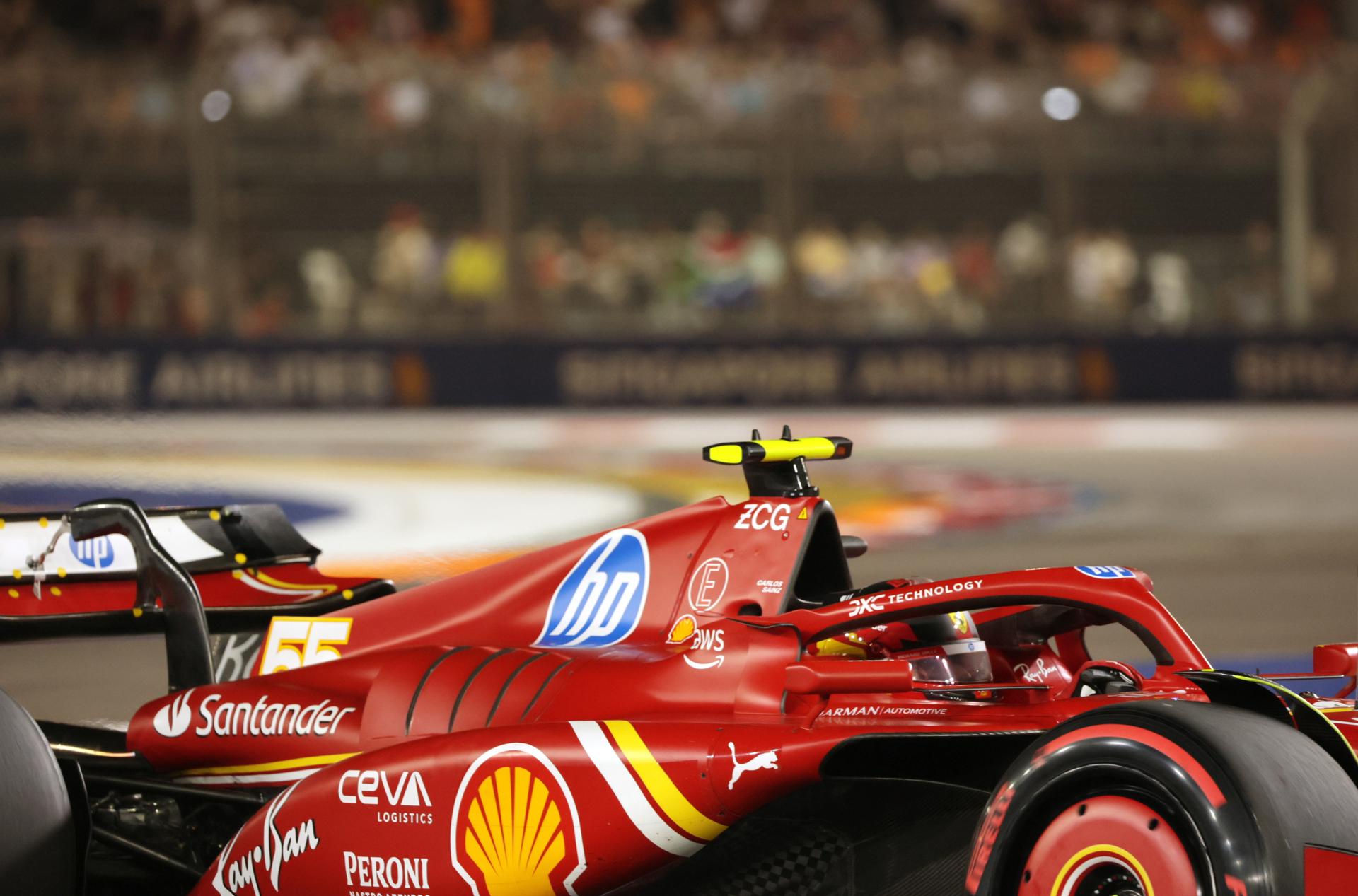 El piloto español Carlos Sainz Jr, de la escudería Ferrari, en acción durante la calficación del Gran premio de Singapur en el circuito Marina Bay Street. EFE/EPA/TOM WHITE
