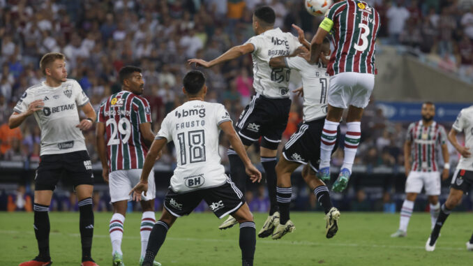 Thiago Silva (d) de Fluminense remata en el partido de ida de cuartos de final de la Copa Libertadores. EFE/ Antonio Lacerda
