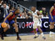 El escolta estadounidense del Barça, Kevin Punter (i), con el balón ante el base canadiense del Real Madrid, Xavier Rathan-Mayes, durante la primera semifinal de la Supercopa de baloncesto que disputaron en el Palacio de los Deportes de Murcia. EFE/Juan Carlos Caval.