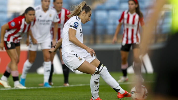 La centrocampista del Real Madrid Olga Carmona lanza el penalti para marcar el primer gol del partido de Liga F de fútbol femenino disputado entre el Real Madrid y el Athletic Club este domingo en el estadio Alfredo Di Stéfano de Madrid. EFE/Rodrigo Jiménez
