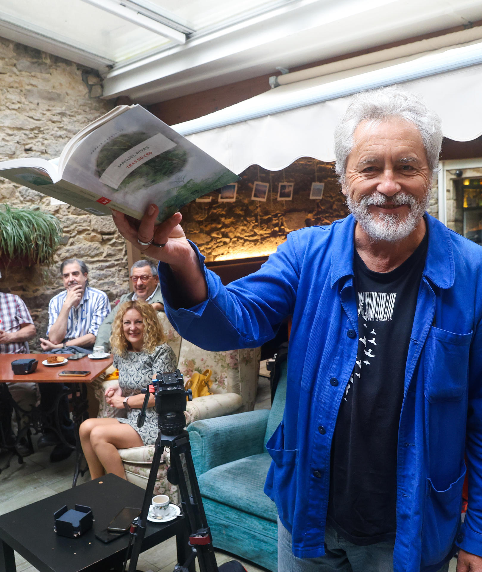 Con motivo de la publicación de su nuevo libro, 'Tras do Ceo', Manuel Rivas, celebra un encuentro con librerías abierto a medios de comunicación este jueves en la cafetería Airas Nunes en Santiago de Compostela.EFE/ Xoán Rey
