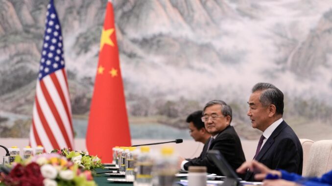 El ministro de Exteriores de China, Wang Yi (dcha) habla durante la reunión bilateral con John Podesta (no aparece en la imagen), asesor de política climática del presidente estadounidense, Joe Biden. EFE/EPA/ANDY WONG / POOL
