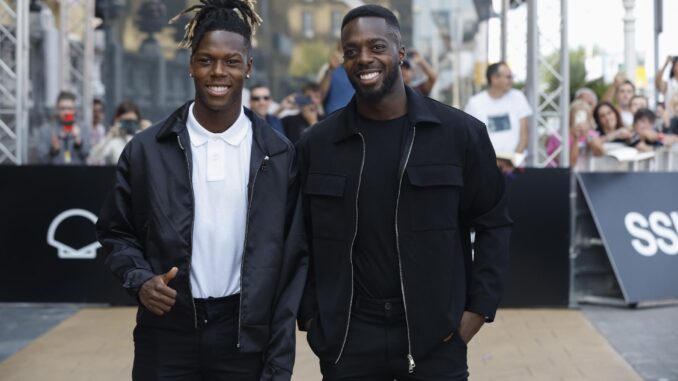 Los futbolistas Nico (i), e Iñaki Williams (d), a su llegada este viernes al hotel que aloja a los invitados de la 72 edición del Festival de Cine de San Sebastián. EFE/Juan Herrero.
