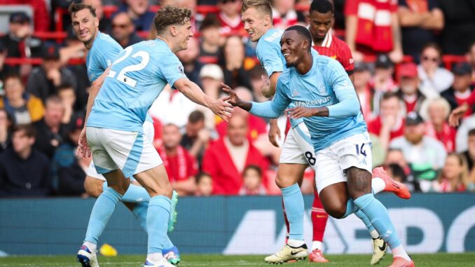 El jugador Callum Hudson-Odoi, del Nottingham Forest (d), durante el partido de la Premier League jugado en Anfield. EFE/EPA/ADAM VAUGHAN
