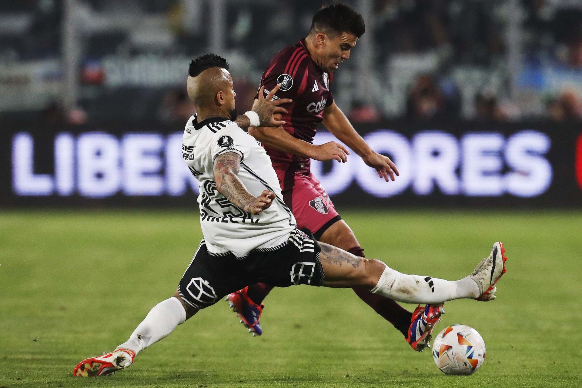 Arturo Vidal (i) de Colo Colo disputa un balón con Marcos Acuña de River en el partido de ida de cuartos de final de la Copa Libertadores. EFE/ Osvaldo Villarroel
