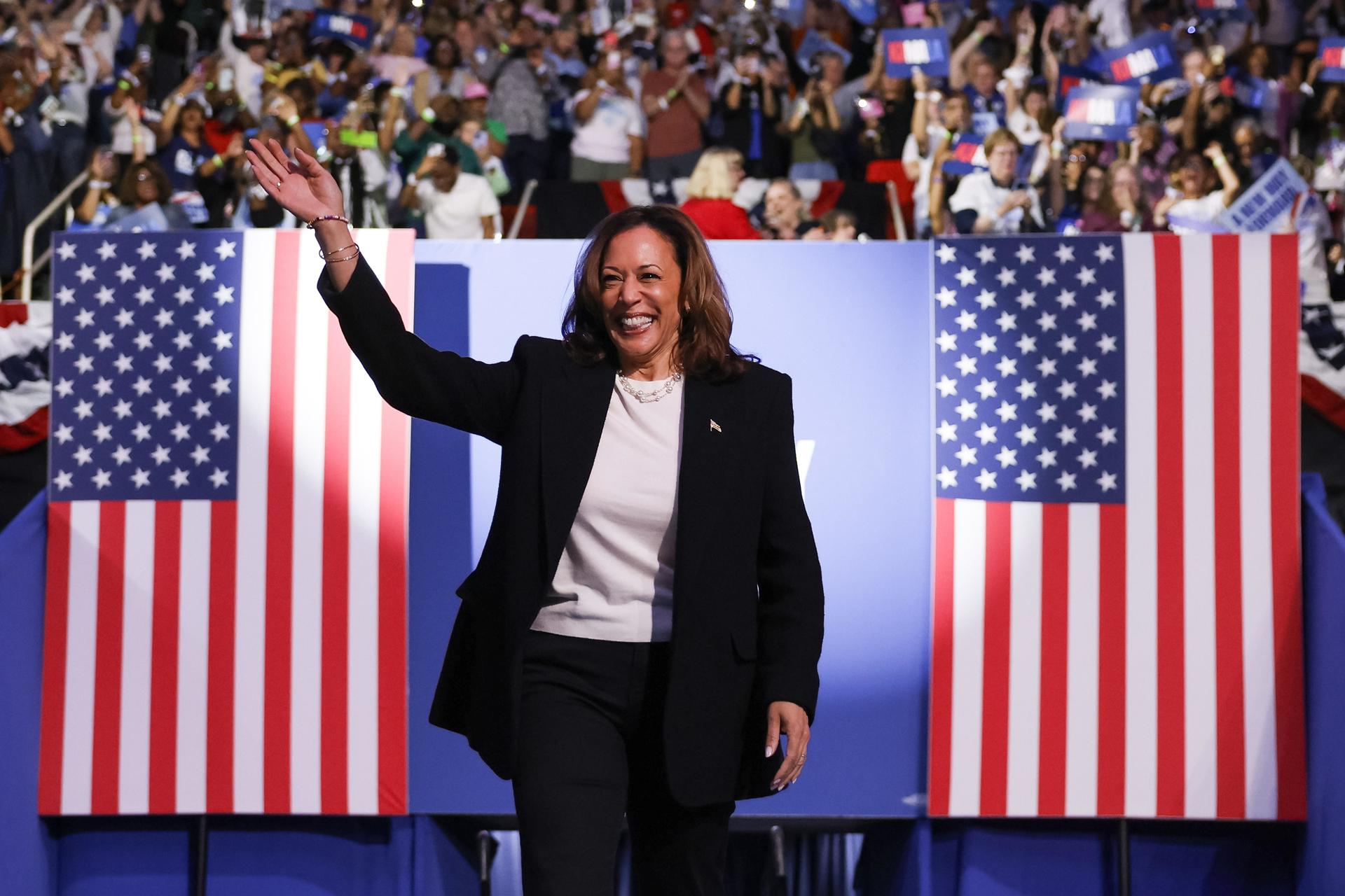 La vicepresidenta estadounidense y candidata presidencial demócrata, Kamala Harris, participa en un mitin de campaña en el Bojangles Arena en Charlotte, Carolina del Norte, EE.UU., el 12 de septiembre de 2024. EFE/ERIK S. LESSER
