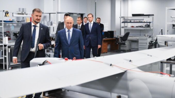 El presidente ruso, Vladimir Putin (C), examina los vehículos aéreos no tripulados rusos durante su visita al Centro de Tecnología Especial (LLC 'STC') en San Petersburgo, Rusia, el 19 de septiembre de 2024. El Centro de Tecnologías Especiales, fundado en 2001, es una de las empresas líderes del país en la producción de drones y otros equipos especiales, sistemas automatizados de monitoreo de radio, protección de información, guerra electrónica, vehículos aéreos no tripulados, así como sistemas de comunicación. (Rusia, San Petersburgo) EFE/EPA/GRIGORY SYSOEV/SPUTNIK/KREMLIN POOL CRÉDITO OBLIGATORIO
