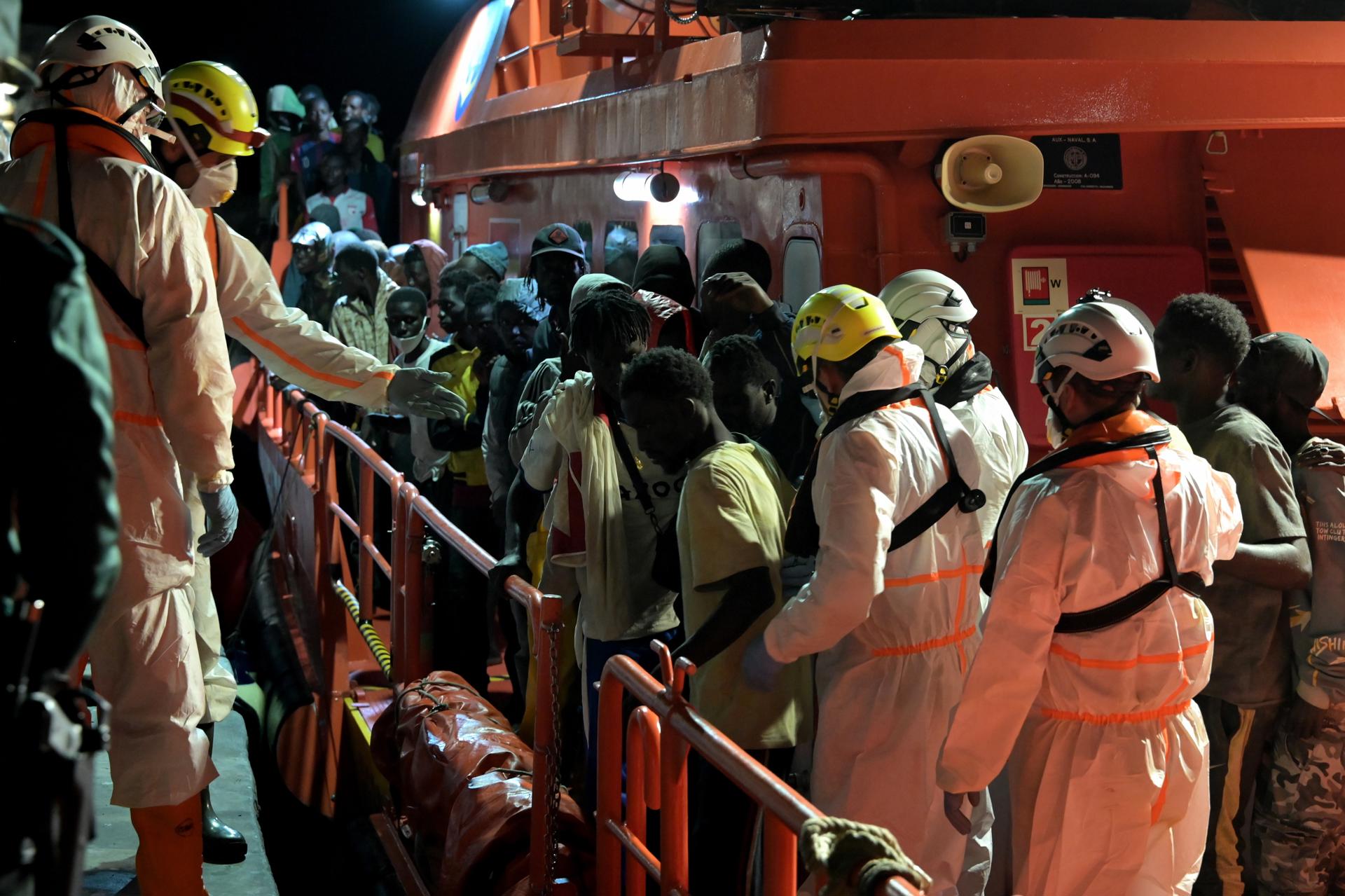 Dos embarcaciones de Salvamento Marítimo, la Salvamar Adhara y la Guardamar Caliope, han desembarcado esta noche en el puerto de La Restinga, en El Hierro, a 327 inmigrantes subsaharianos rescatados de dos cayucos localizados en el Atlántico, en aguas al sur de la isla. EFE/Gelmert Finol
