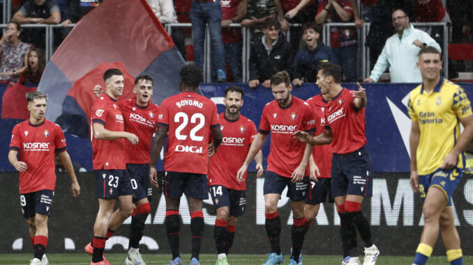 El centrocampista de Osasuna Aimar Oroz (3i), celebra su gol contra Las Palmas, durante el partido de la jornada 6 de LaLiga en el estadio El Sadar este sábado.-EFE/ Jesús Diges
