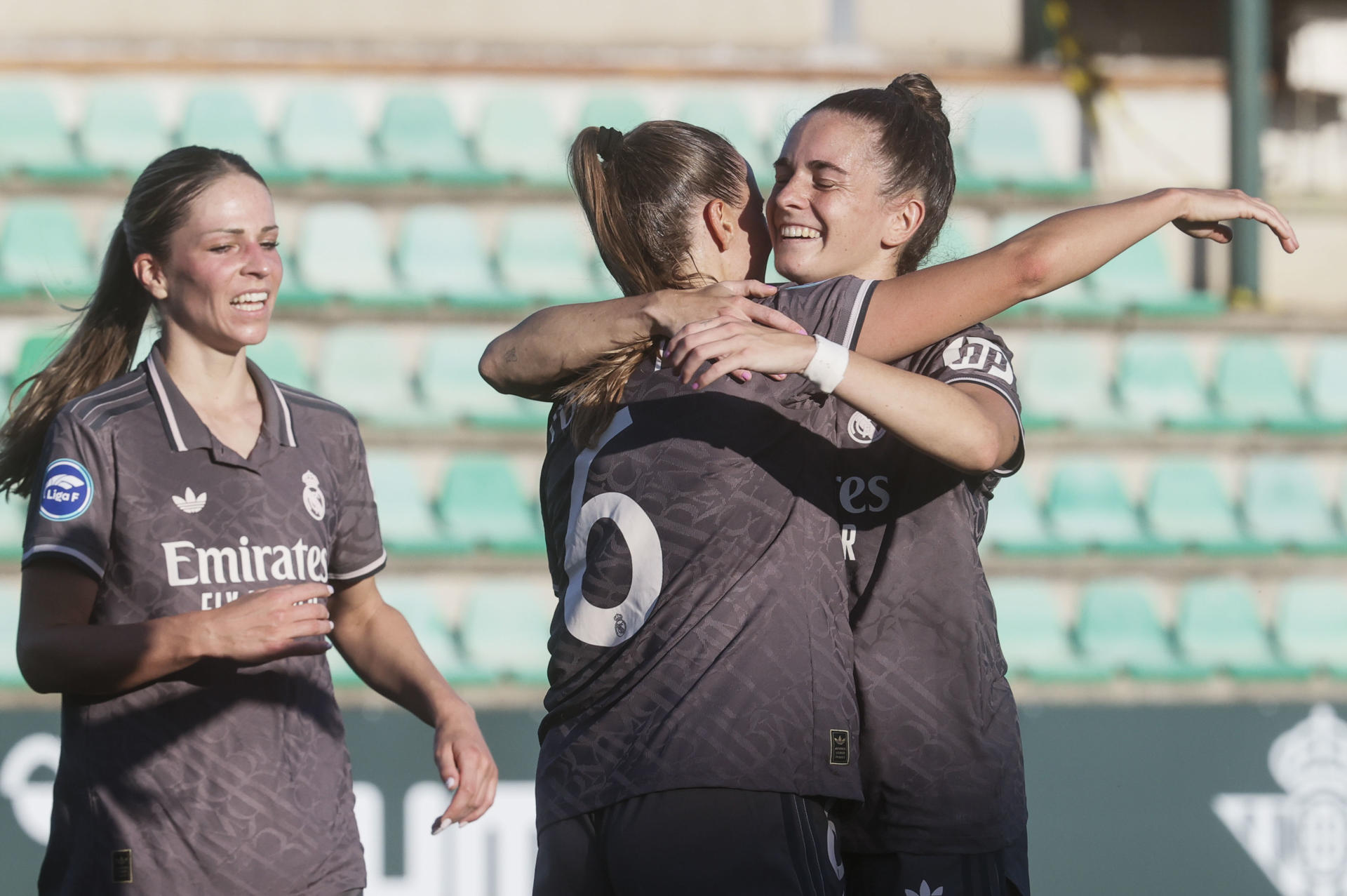 La centrocampista francesa del Real Madrid Sandie Toletti (c) celebra tras marcar el 0-3 durante el encuentro de Primera División femenina entre Real Betis Balompié y Real Madrid, este sábado en la Ciudad Deportiva Luis de Sol de Sevilla. EFE/ José Manuel Vidal
