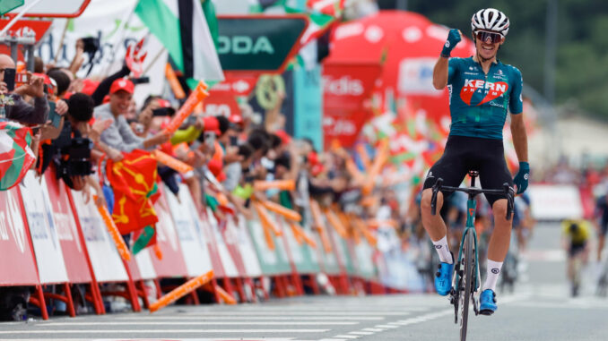 El ciclista español del Kern Pharma Urko Berrade celebra su victoria durante la decimoctava etapa de la Vuelta a España, de 179,5 kilómetros con salida en Vitoria y llegada en el Parque Natural de Izki, este jueves. EFE/Javier Lizón
