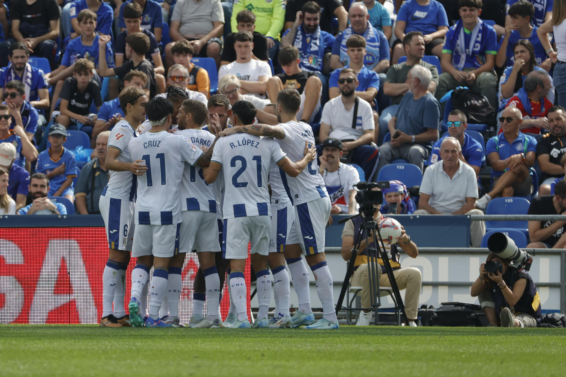 Los jugadores del Leganés celebran el gol marcado por el defensa Jorge Saenz durante el partido de la jornada 6 de LaLiga contra el Getafe, este domingo en el Estadio Coliseum en Getafe.-EFE/ Zipi Aragón
