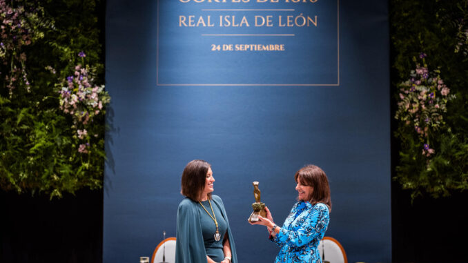 La alcaldesa de París, Anne Hidalgo (d), recibe el XIII Premio Cortes de la Real Isla de León de manos de la alcaldesa de San Fernando, Patricia Cavada Montañés, en un acto celebrado este martes en San Fernando (Cádiz). Hidalgo ha animado a defender desde los ayuntamientos los valores de la democracia "en unos momentos difíciles en los que están subiendo los populismos" y ha señalado que las ciudades pueden reforzar la fuerza de su democracia "abriéndose a influencias, pero guardando valores". EFE/ Román Ríos
