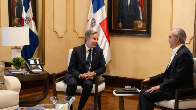 Fotografía publicada por el secretario de Estado de EE.UU., Antony Blinken (i), en sus redes sociales durante una reunión con el presidente dominicano, Luis Abinader (d), este viernes en Santo Domingo (República Dominicana). EFE/Sec. Blinken
