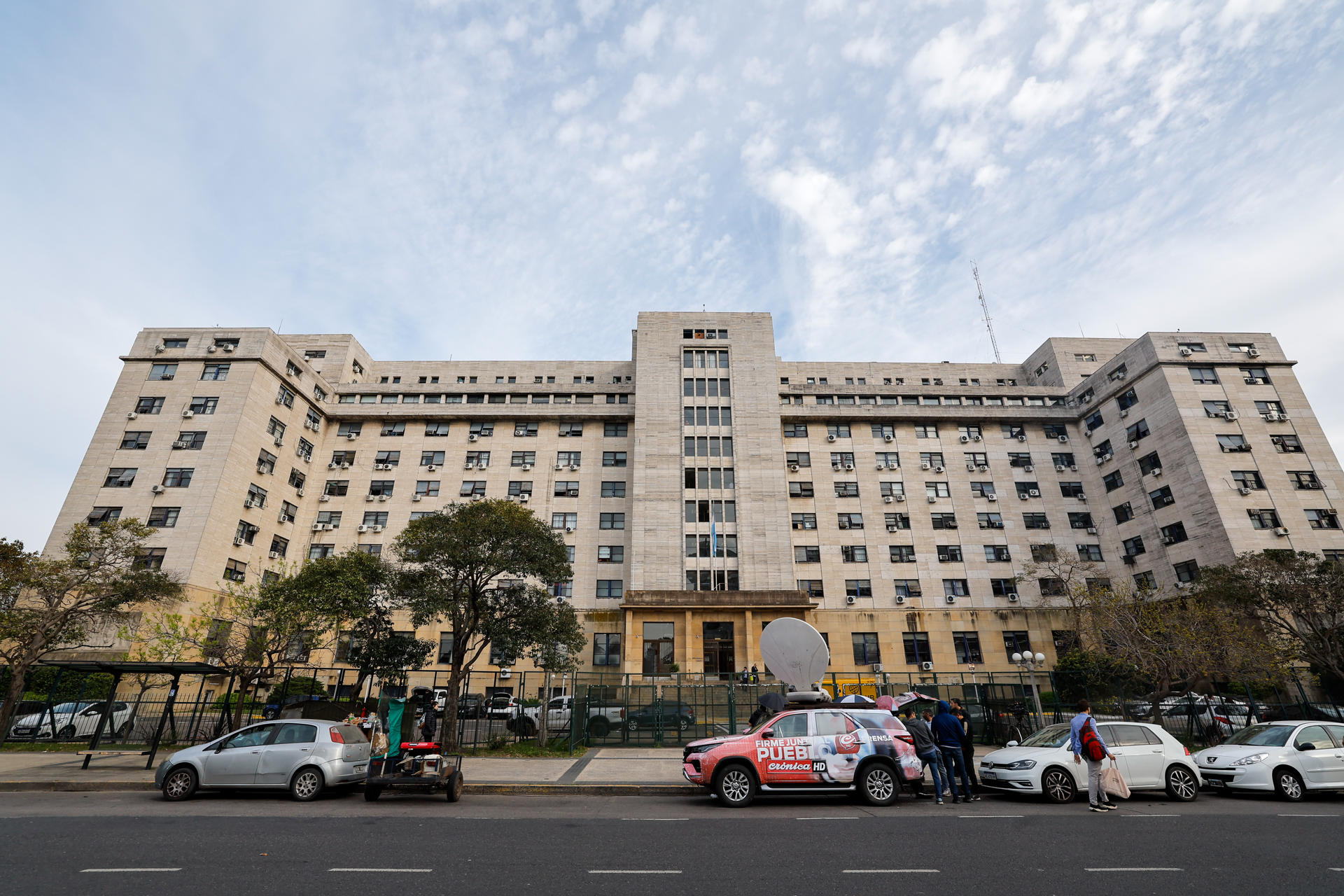 Fotografía donde se observa el tribunal de Comodoro Py este jueves, en la ciudad de Buenos Aires (Argentina). La madre de la ex primera dama argentina Fabiola Yáñez, Miriam Verdugo, declaró ante la Fiscalía haber sido ser testigo ocular de la violencia física ejercida por el entonces presidente Alberto Fernández (2019-2023) sobre su hija mientras estaba embarazada. EFE/ Juan Ignacio Roncoroni
