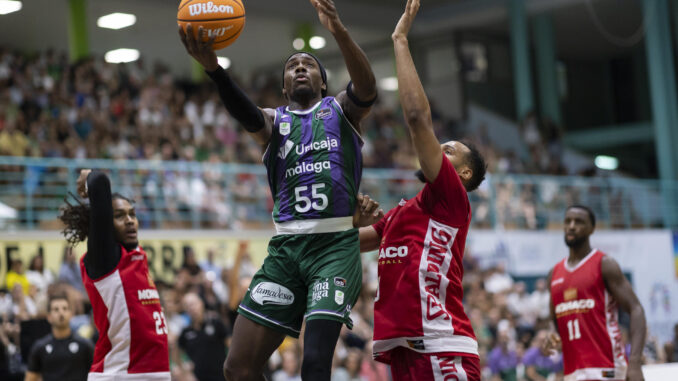 El base de Unicaja, Kendrick Perry (i), defendido por el base del AS Mónaco, Elie Okobo, durante el encuentro correspondiente al Torneo Costa del Sol disputado esta tarde en el Pabellón El Limón de Alhaurín de la Torre. EFE/Carlos Díaz.
