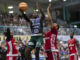 El base de Unicaja, Kendrick Perry (i), defendido por el base del AS Mónaco, Elie Okobo, durante el encuentro correspondiente al Torneo Costa del Sol disputado esta tarde en el Pabellón El Limón de Alhaurín de la Torre. EFE/Carlos Díaz.