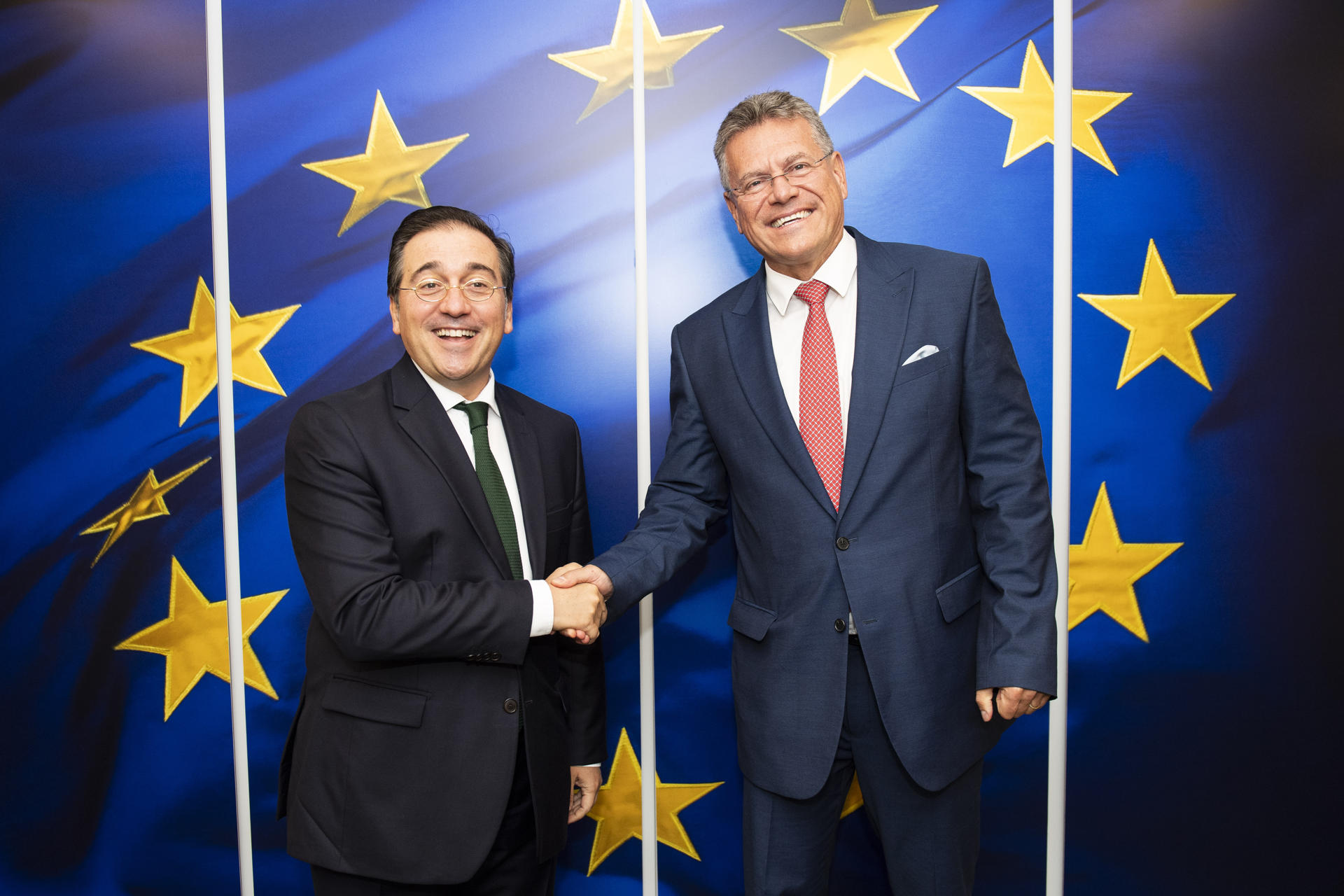 El ministro español de Exteriores, José Manuel Albares (i), es recibido por el vicepresidente ejecutivo de la Comisión Europea, Maros Sefcovic, este jueves en Bruselas (Bélgica). Sefcovic, Albares, su homólogo británico, David Lammy, el ministro principal de Gibraltar, Fabian Picardo, mantienen conversaciones este jueves en Bruselas avanzar en la negociación del acuerdo sobre la situación del Peñón tras el Brexit. EFE/ Lukasz Kobus/Comisión Europea /  ***SOLO USO EDITORIAL/SOLO DISPONIBLE PARA ILUSTRAR LA NOTICIA QUE ACOMPAÑA (CRÉDITO OBLIGATORIO)***
