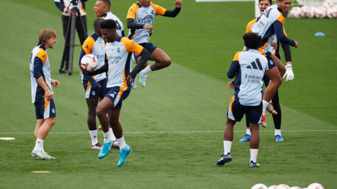 Los jugadores del Real Madrid durante el entrenamiento de este viernes. EFE/Sergio Perez
