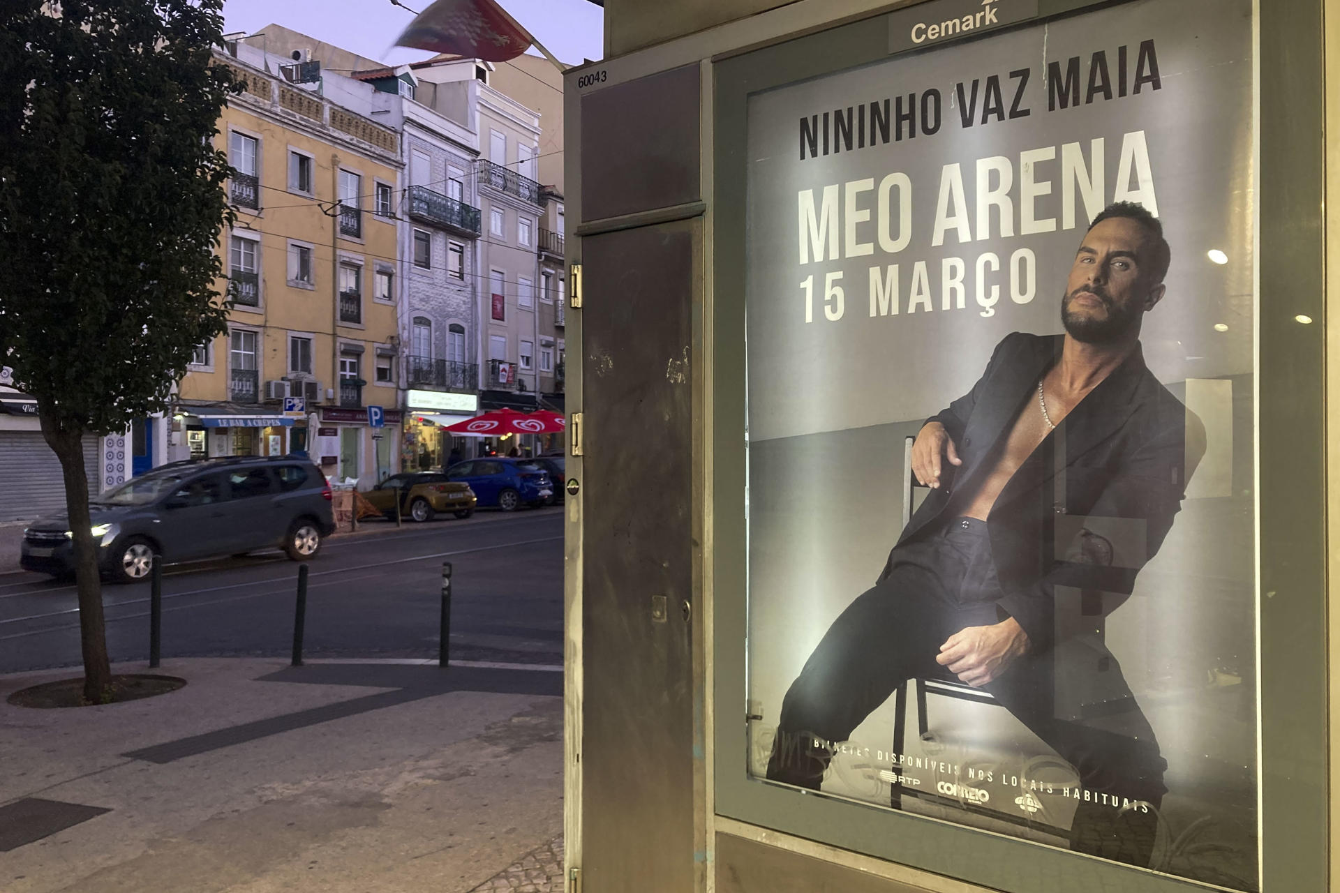 Cartel del concierto de Nininho Vaz Maia en el parque municipal Carlos Hidalgo Gomes de Loureiro, Montijo (Portugal). EFE/ Carlota Ciudad
