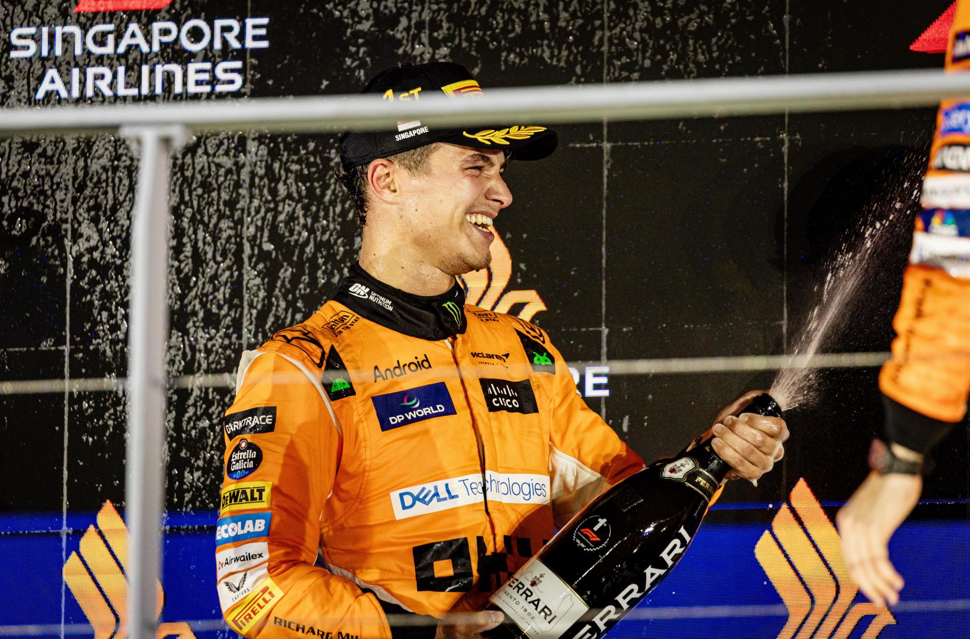 El inglés Lando Norris (McLaren) celebra su victoria en el circuito de Singapur EFE/EPA/TOM WHITE
