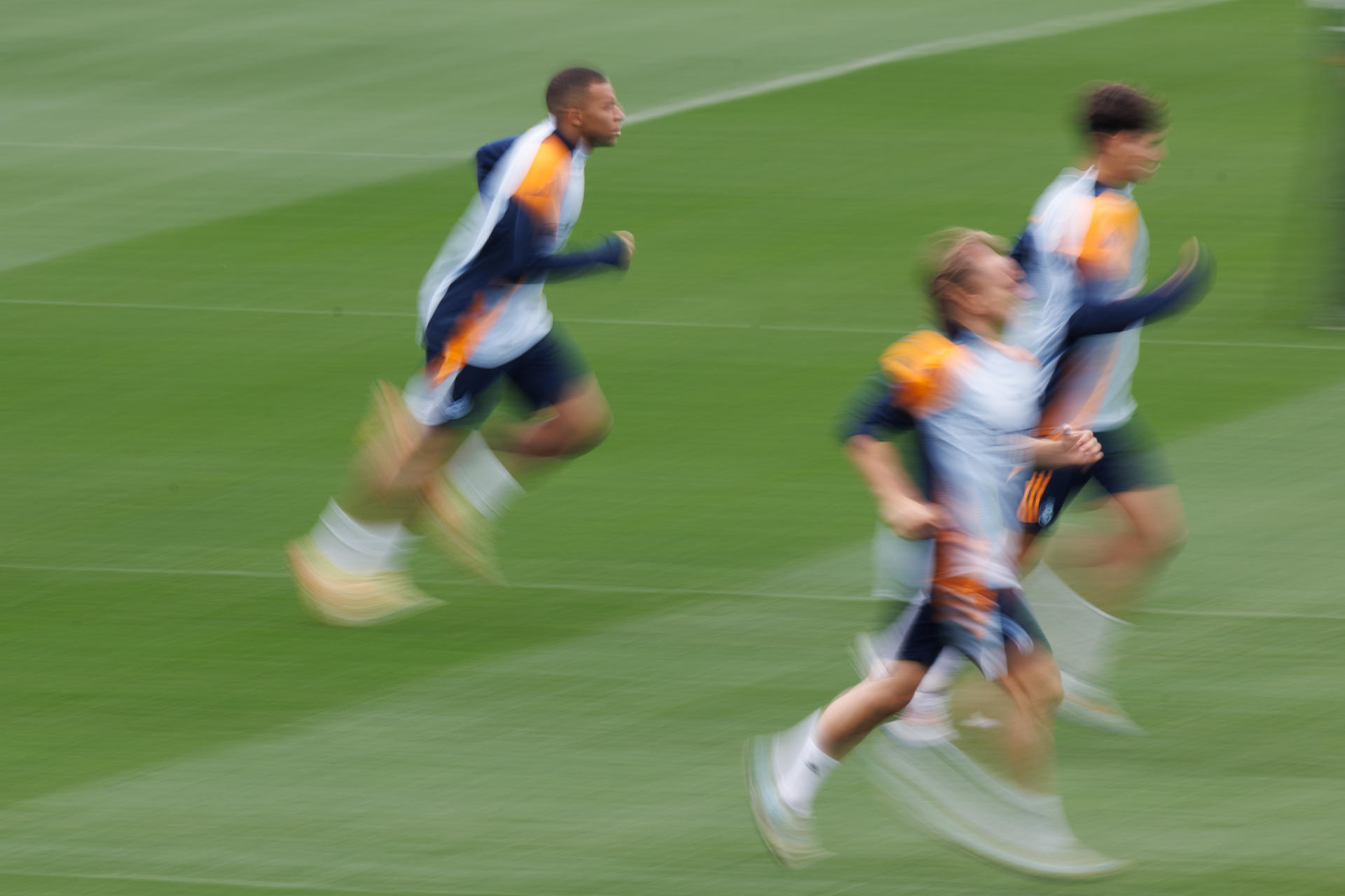 El delantero francés del Real Madrid Kylian Mbappé (i) durante el entrenamiento realizado este viernes. EFE/Sergio Pérez
