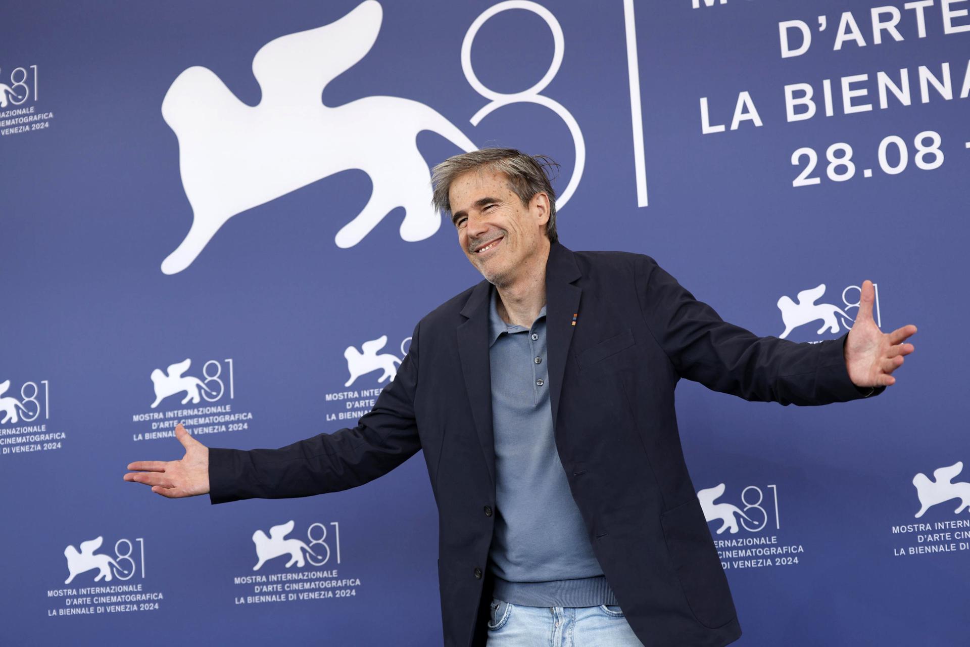 El director brasileño Walter Salles posa en un photocall de 'Ainda Estou Aqui (Todavía estoy aquí)' en el 81º Festival Internacional de Cine de Venecia, en Venecia, Italia, el 1 de septiembre de 2024. La película se presenta en la competición oficial 'Venezia 81' del festival que se celebra del 28 de agosto al 7 de septiembre de 2024. (Cine, Brasil, Italia, Niza, Venecia) EFE/EPA/FABIO FRUSTAC
