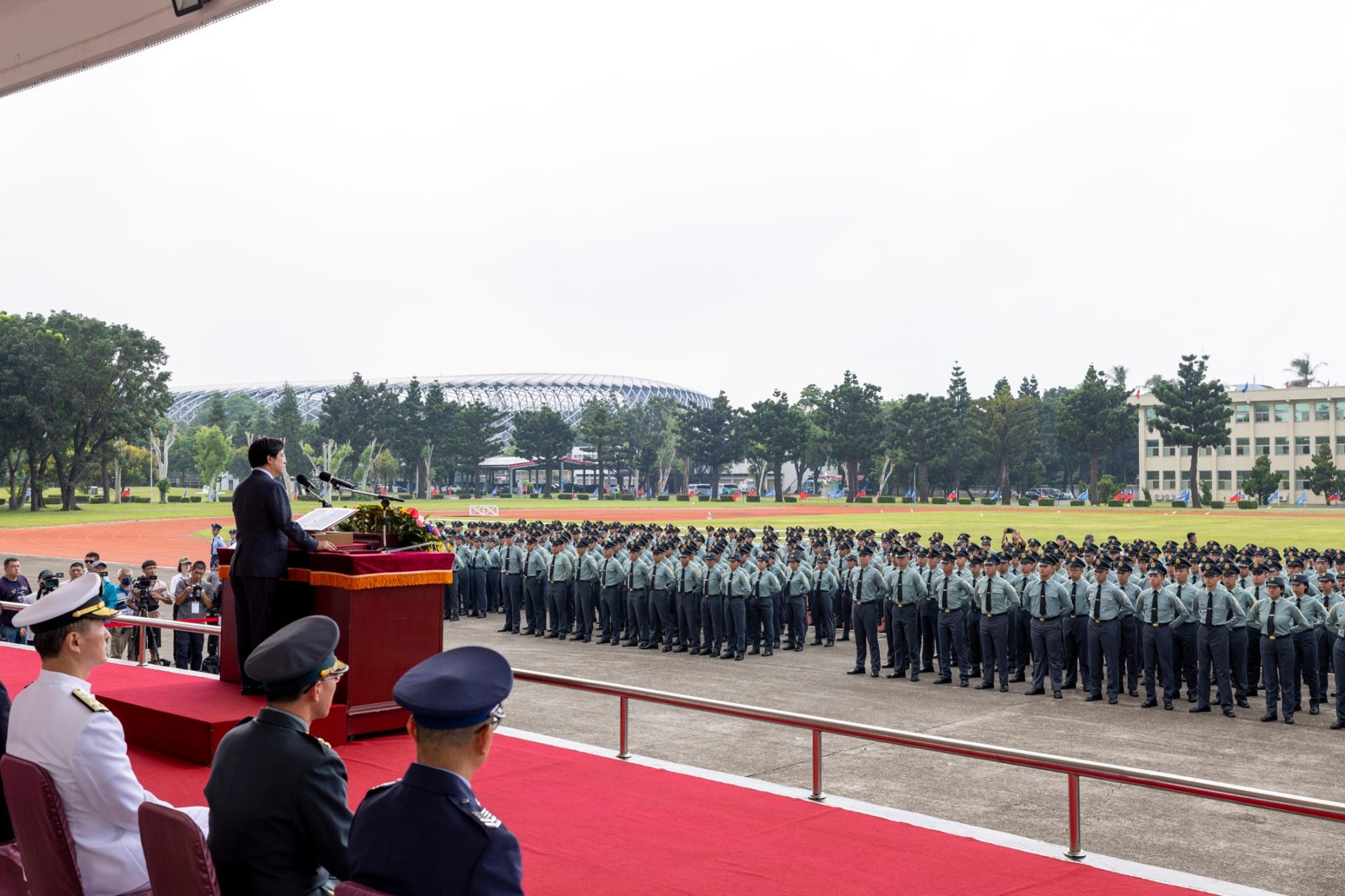 El presidente taiwanés, William Lai (Lai Ching-te), da un discurso durante la apertura del nuevo curso académico de suboficiales de las Fuerzas Armadas en la Academia Naval de Zuoying, en Kaohsiung (Taiwán) este viernes. EFE/ I Chen Lin/Oficina Presidencial de Taiwán SOLO USO EDITORIAL/SOLO DISPONIBLE PARA ILUSTRAR LA NOTICIA QUE ACOMPAÑA (CRÉDITO OBLIGATORIO)
